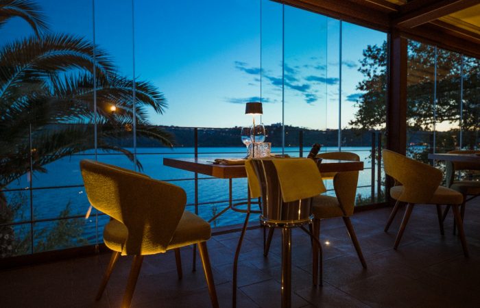 tavolino in controluce alla vetrata sul lago