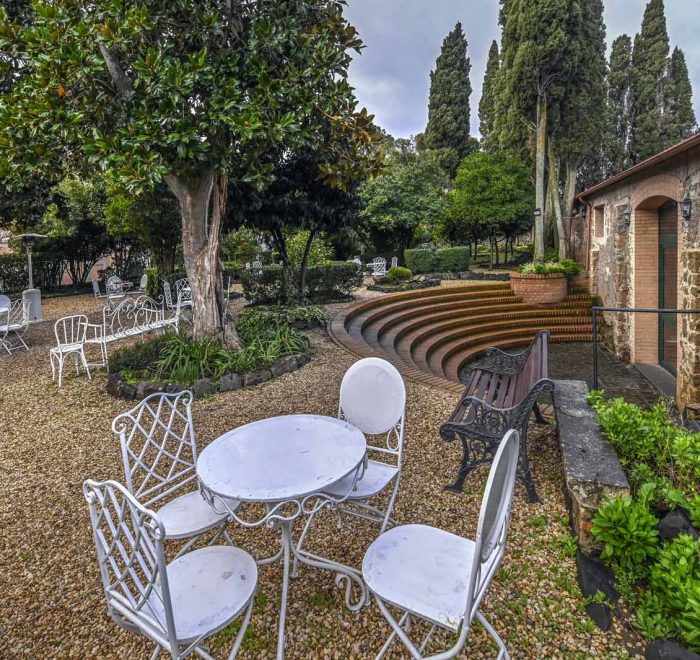 tavolini e sedie per godere del giardino