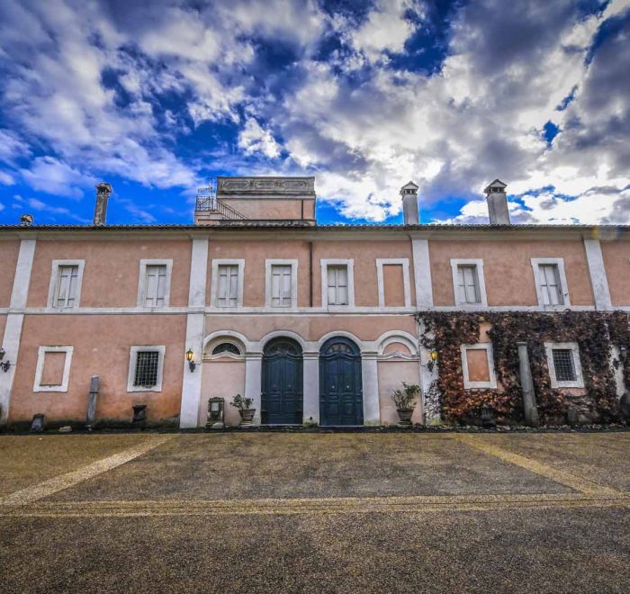 il lungo edificio che delimita il cortile