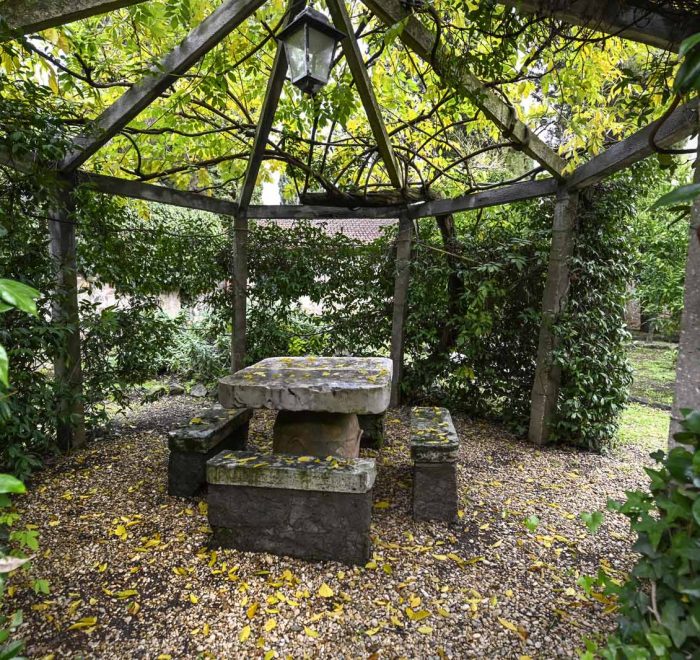 un gazebo naturale nel parco