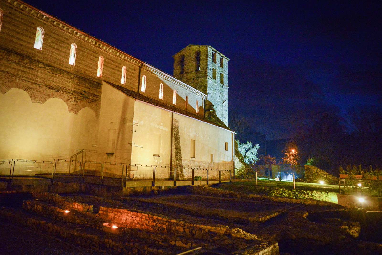 l'abbazia illuminata di notte