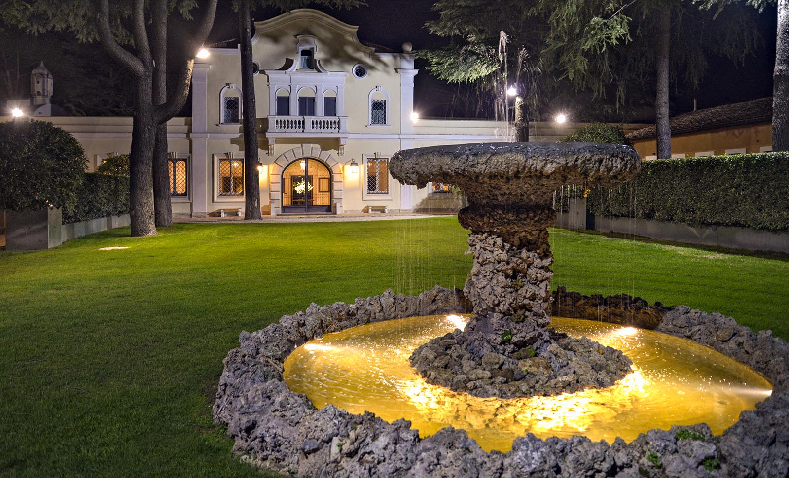 notturno del parco della villa con la fontana in primo piano