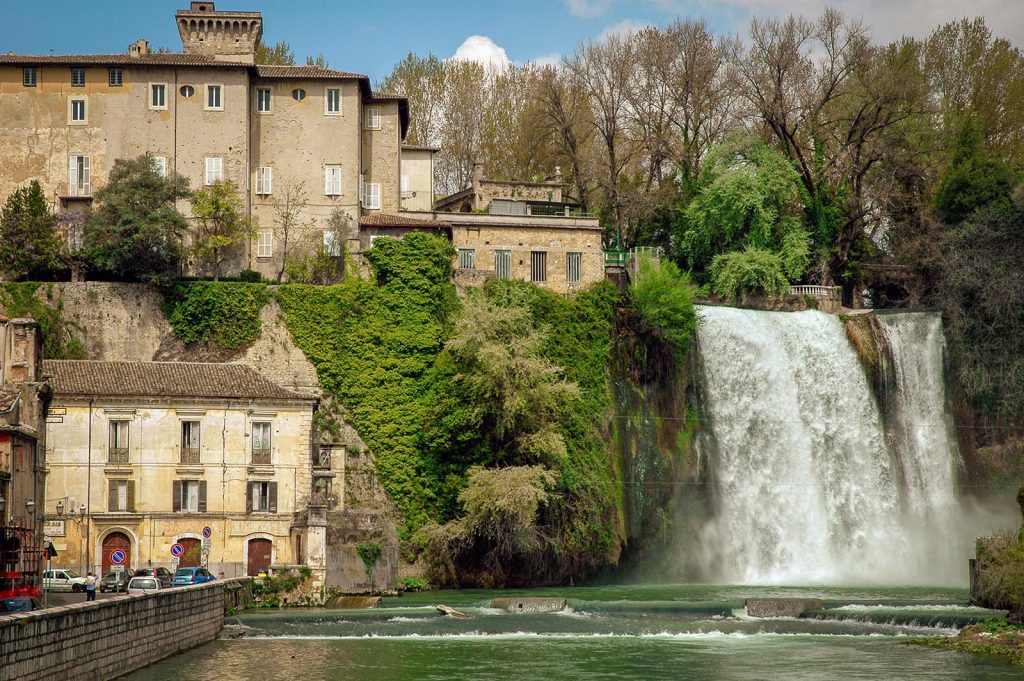 Il Castello Boncompagni Viscogliosi sorge sorge sula cascate naturale del fiume 