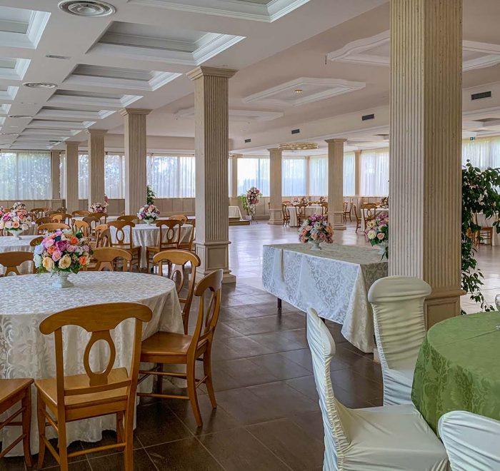 sala con colonne quadrate apparecchiata per l'evento