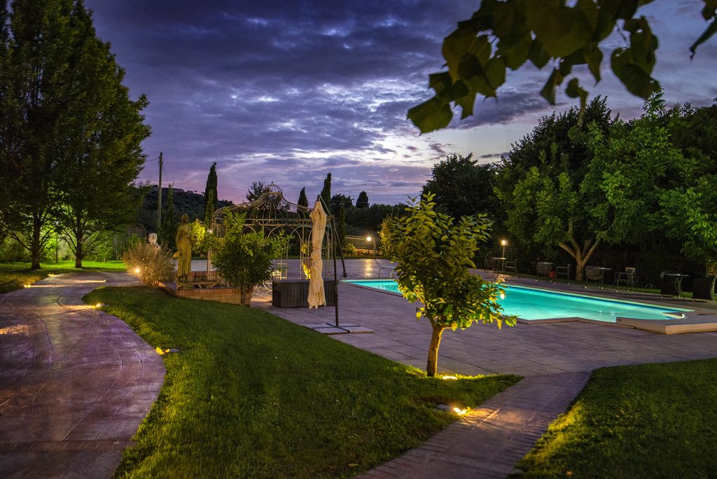 La piscina di Villa Colle Luna di sera. Un ambiente ideale per un evento glamour