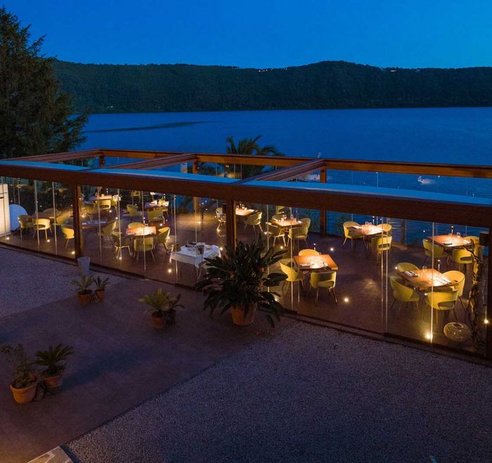 la location illuminata di notte vicina alla riva del lago