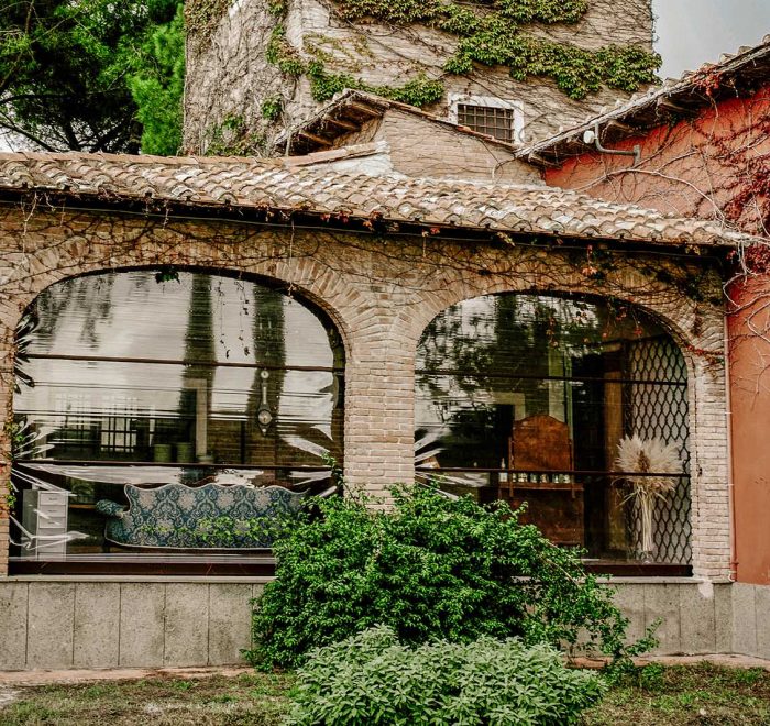 la parte anteriore della villa con la torre