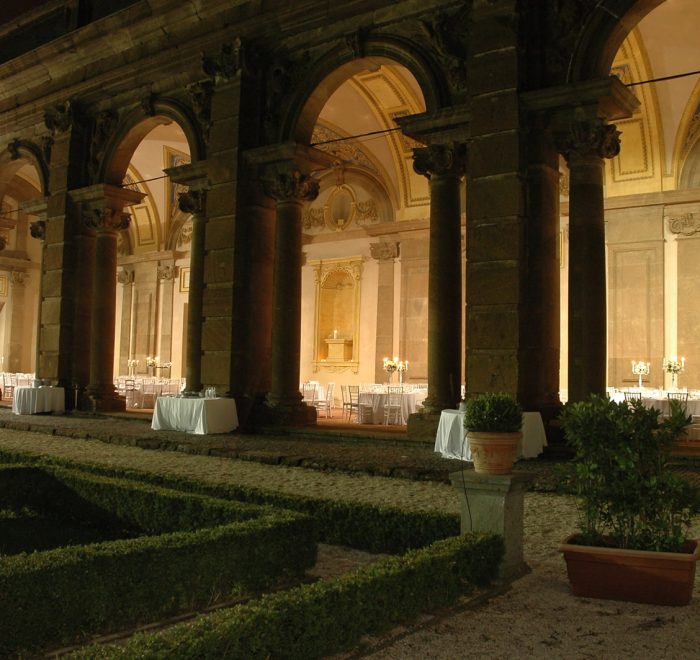 Villa Mondragone, il portico del Vasanzio illuminato di notte
