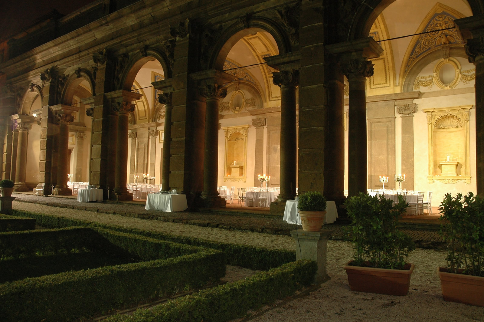 Villa Mondragone, il portico del Vasanzio illuminato di notte