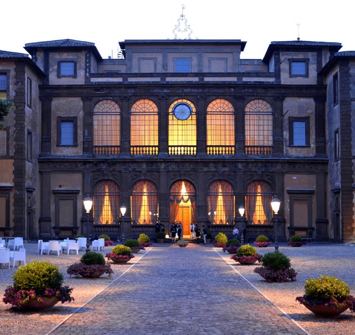facciata principale di Villa Mondragone al tramonto