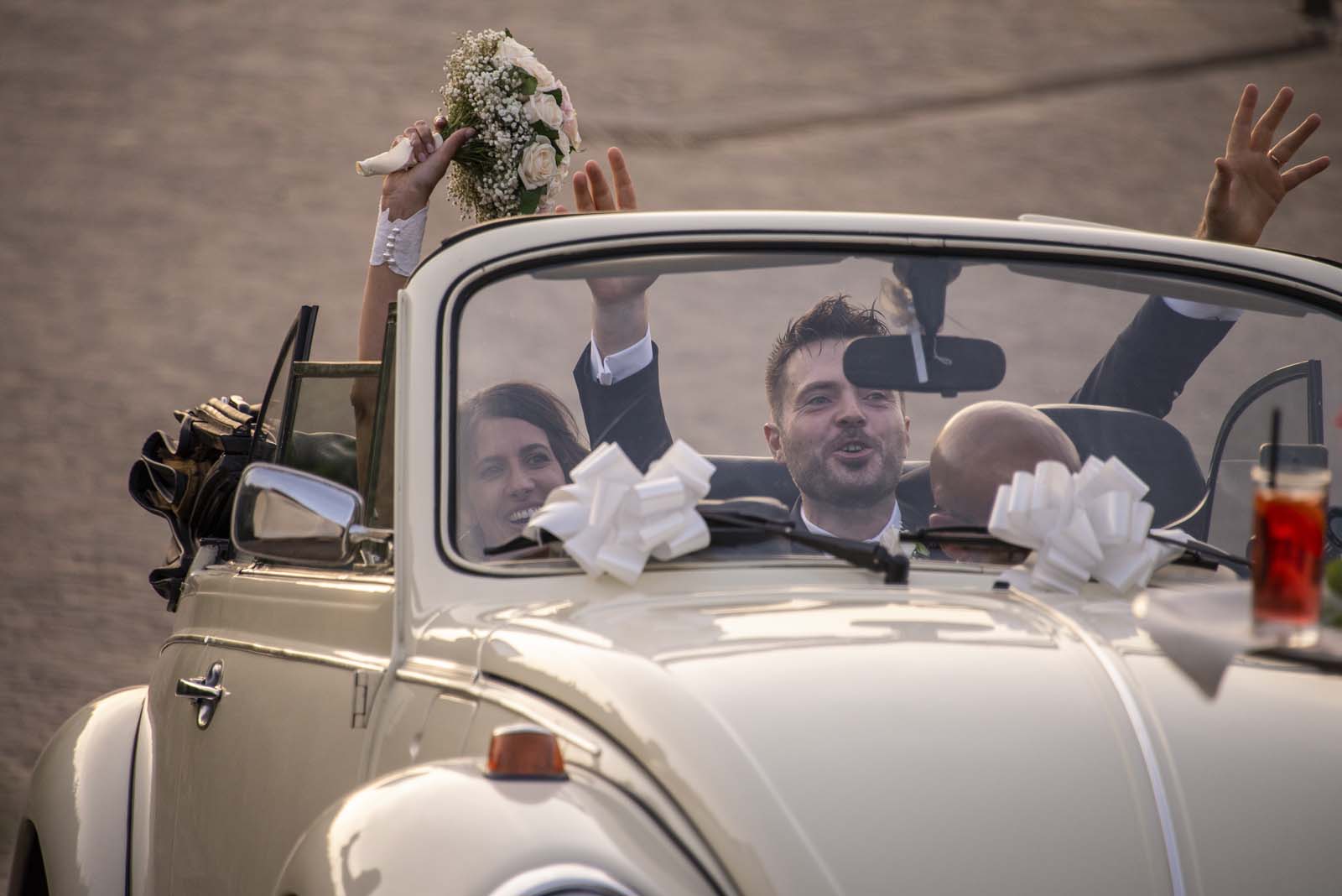 arrivano gli sposi all'evento su una cabriolet