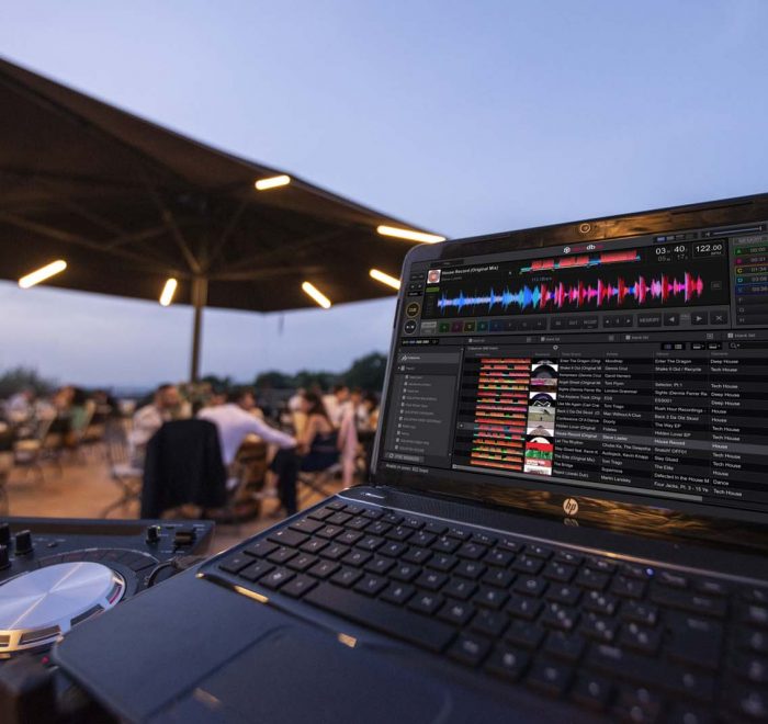 il computer del dj per la musica della festa