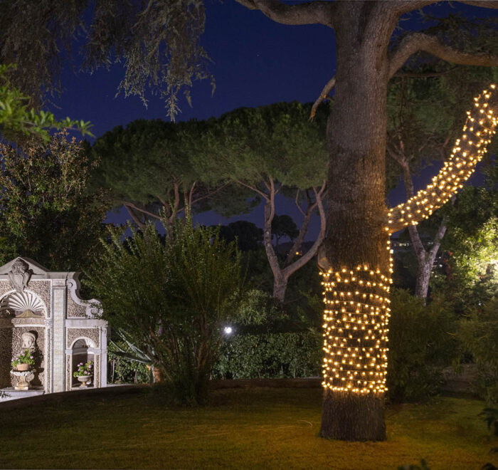 Villa Manart, un angolo del parco di notte