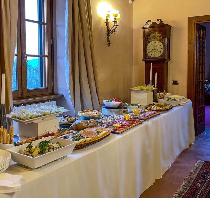 un buffet nella sala centrale