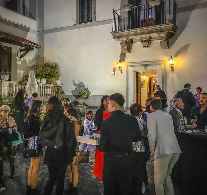 Villa Manart, di fronte l'ingresso principale