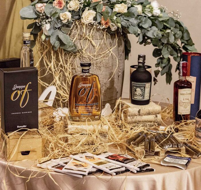 Tavolo con liquori, cioccolata e fumo dopo il dessert di matrimonio