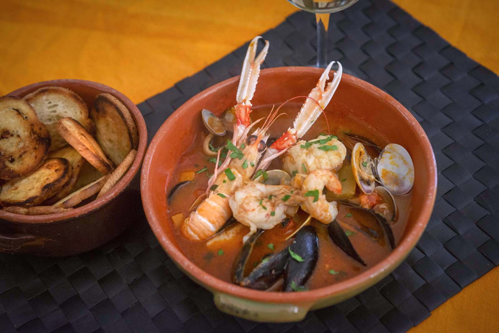 zuppa di pesce con crostini bruscati