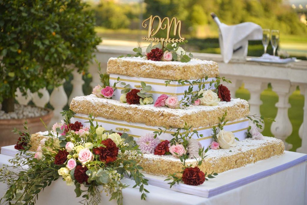 torta quadrata ornata di fiori