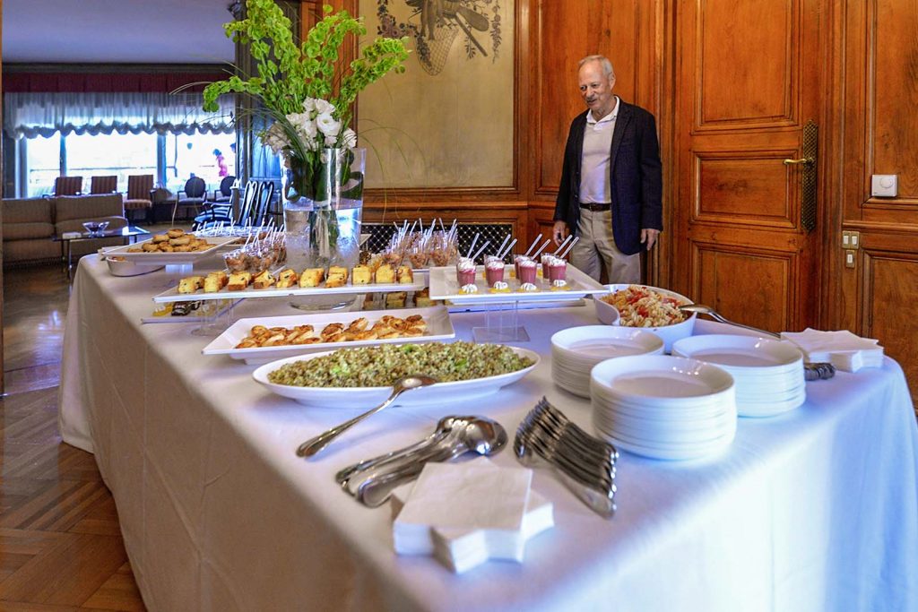 Catering a domicilio, il padrone di casa controlla gli ultimi preparativi del ricco buffet