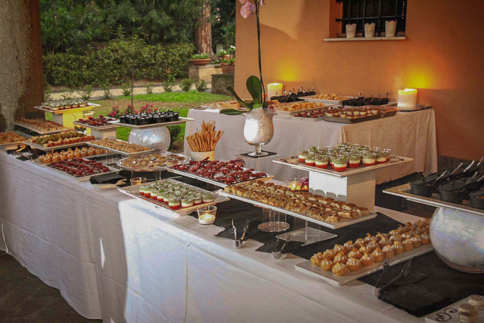 Elegante buffet all'aperto ricco di vassoi pieni