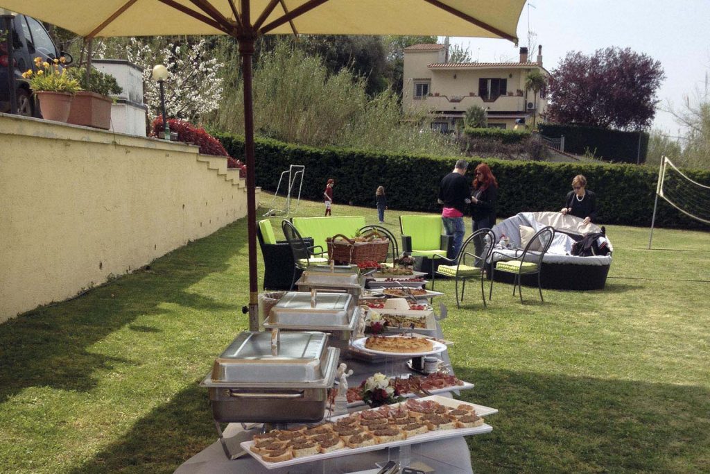 Preparativi di catering in giardino, la messa a punto di tutta l'organizzazione per un evento di successo