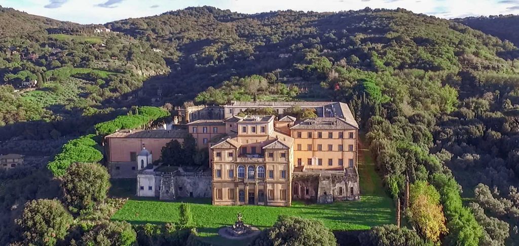 Villa Mondragone è una sede speciale per ricevimenti di matrimonio con molti invitati.