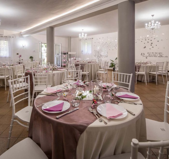 la sala apparecchiata per il pranzo