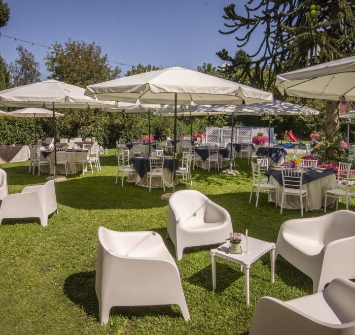 il giardino allestito a festa per il pranzo del ricevimento