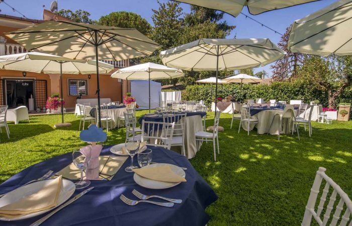 allestimento in giardino con gli ombrelloni