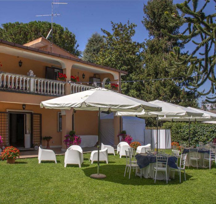 veduta della villa con parte del giardino circostante