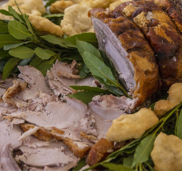 dettagli in primo piano di una gustosa porchetta d'aperitivo