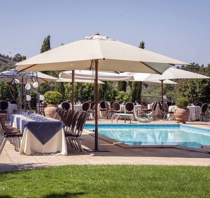 allestimento elegante in piscina