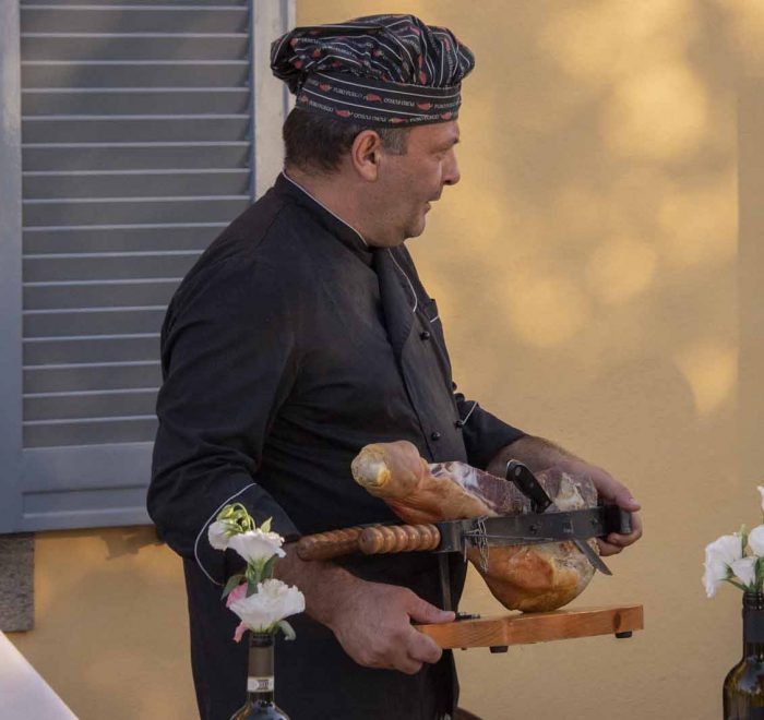 lo chef si prepara al taglio del prosciutto a mano