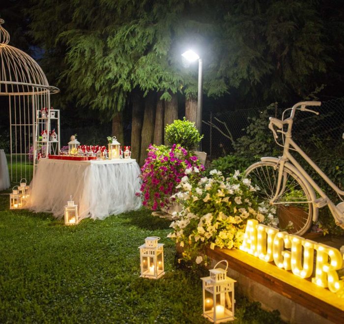 decorazioni floreali notturne in giardino