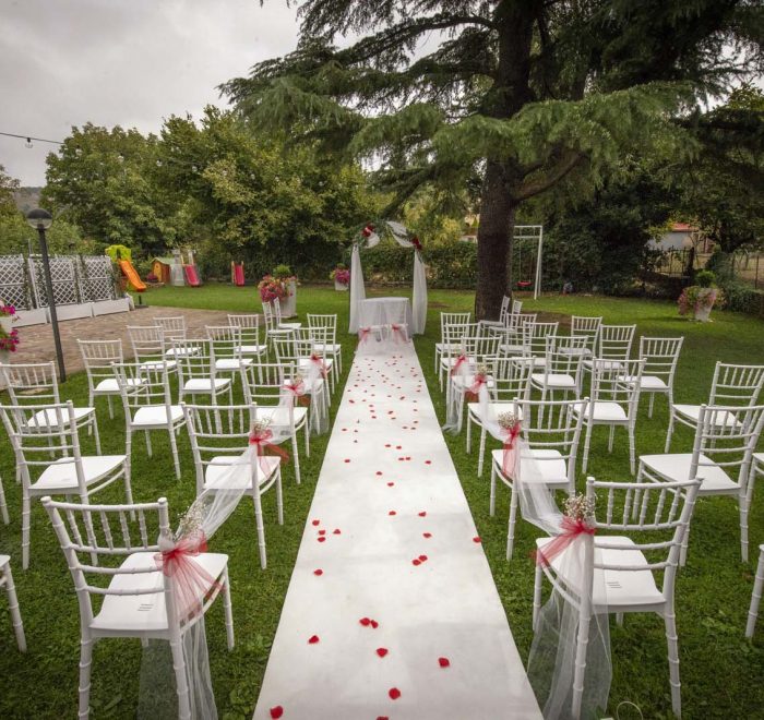 allestimento in giardino per cerimonia simbolica di matrimonio