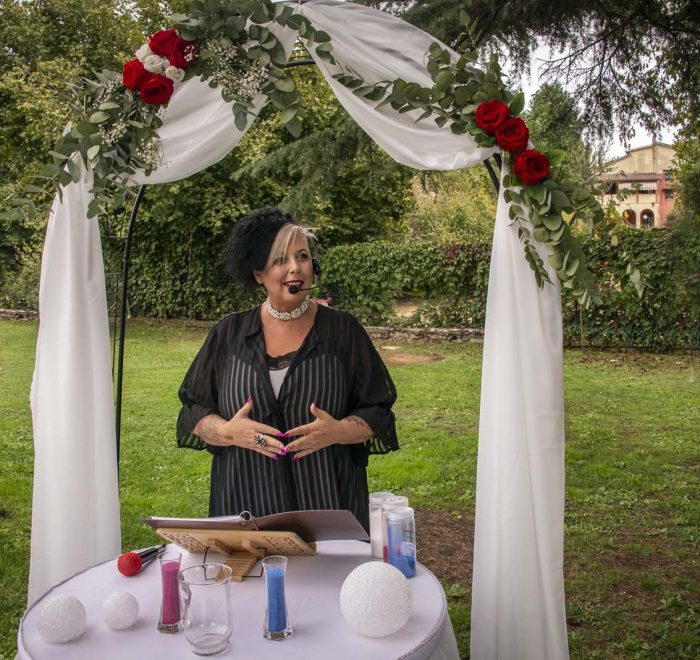 la celebrante del matrimonio simbolico in giardino