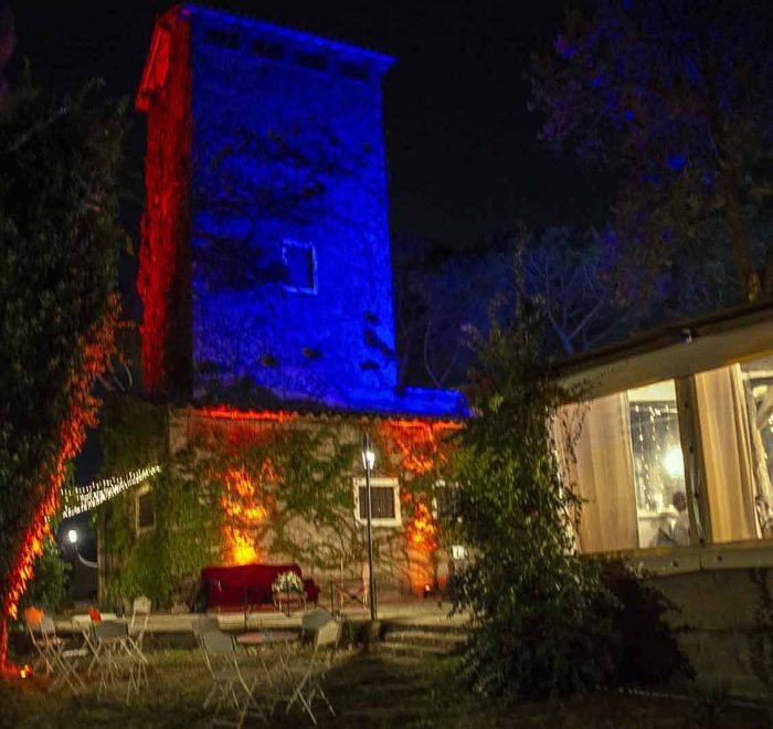 la torre illuminata d'azzurro