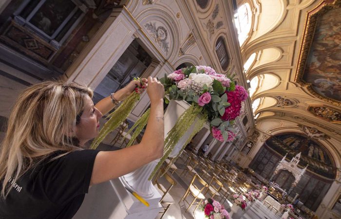 la fiorista sistema gli addobbi della chiesa