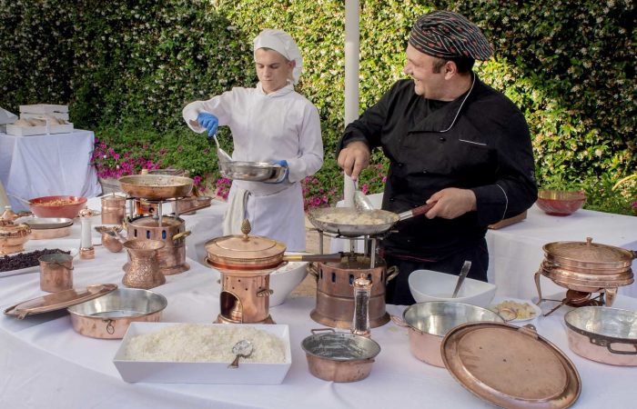 show cooking all'aperto con chef divertito