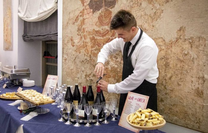 stappo di bottiglia nella degustazione vino e formaggi