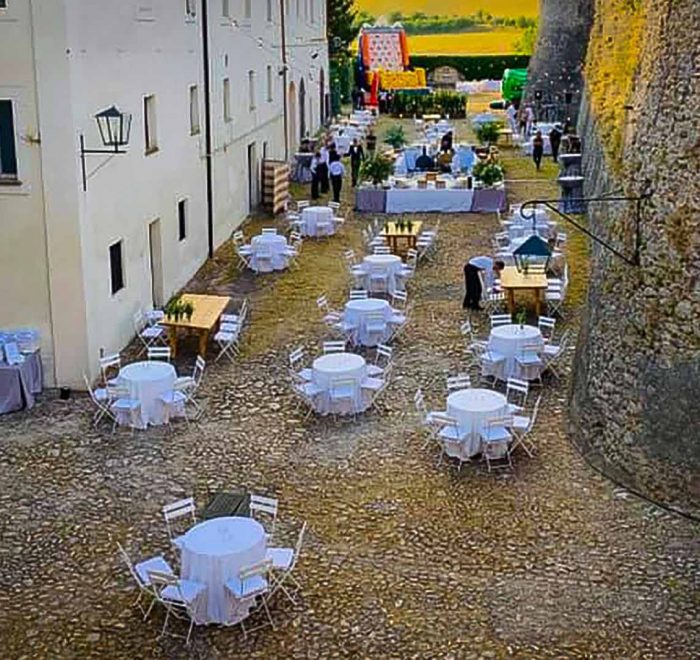 allegri tavolini bianchi nel cortile del castello