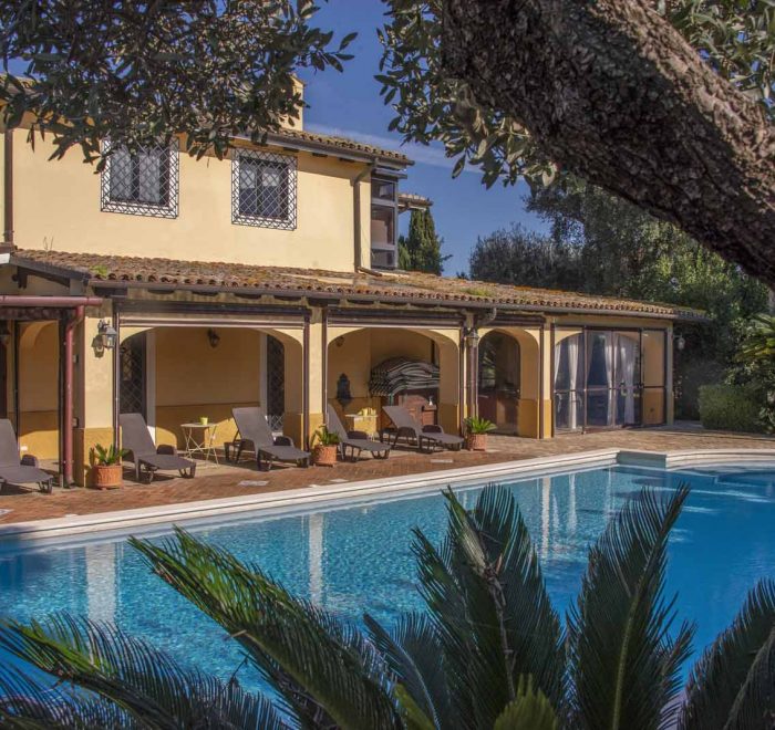 la piscina adiacente i portici