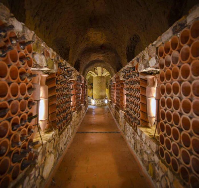 enoteca nella grotta etrusca per degustazioni al ricevimento di nozze