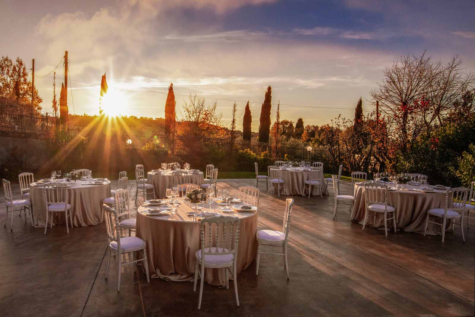 tramonto romantico nel giardino con piscina