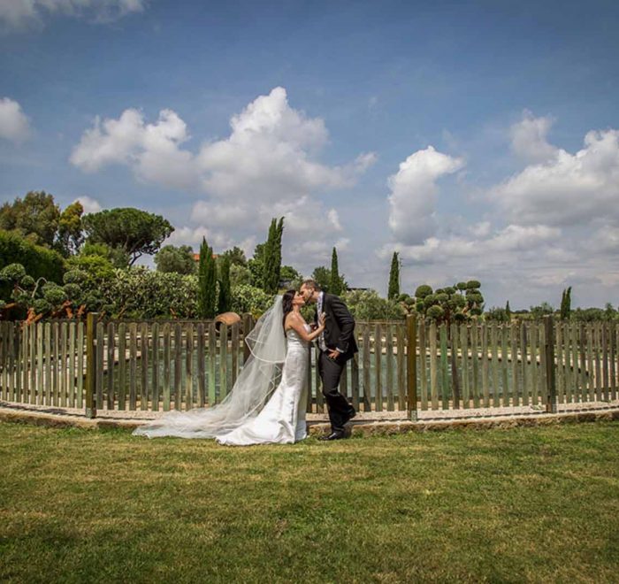 bacio nuziale davanti al laghetto nel parco