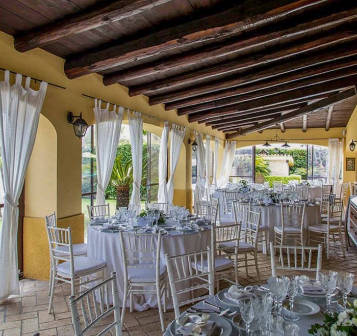 trionfo di bianco in allestimento di matrimonio