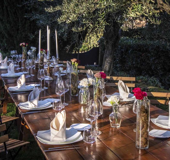 allegra tavolata di matrimonio nel parco