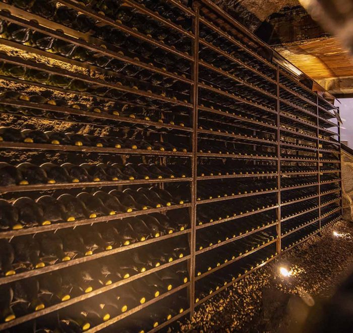 ricca cantina di vini in grotta