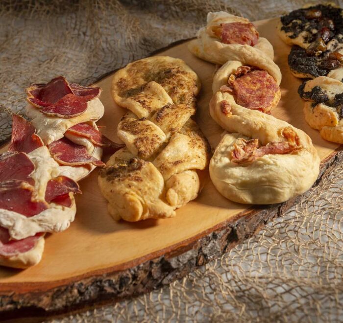 trecce di pane con diversi condimenti d'antipasto