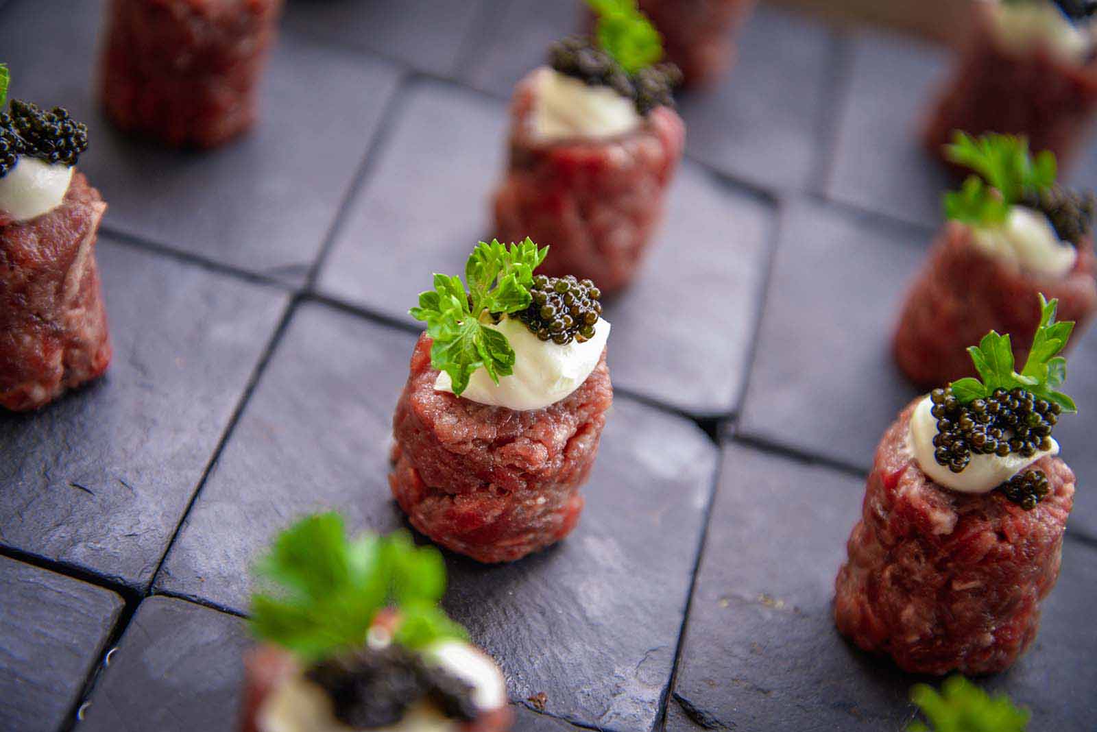 Tartare con mousse e frutto di bosco